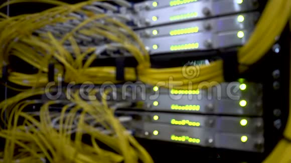 电信宽带光纤黄电缆数据中心架模糊绿色LED灯模糊超级计算机视频的预览图
