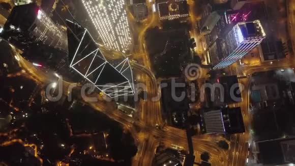 夜晚用现代建筑高速公路路口和移动汽车俯瞰城市的空中景色大城市夜生活视频的预览图
