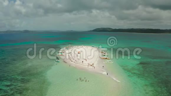 裸岛四高白色的沙岛周围是一个珊瑚礁顶部的景色视频的预览图
