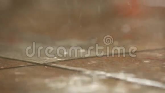 瓷砖上的雨滴视频的预览图