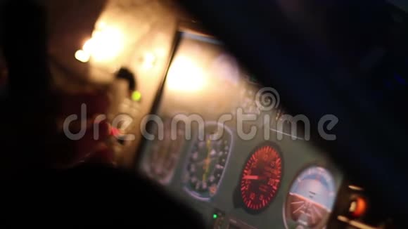 驾驶舱控制面板显示飞机导航系统的飞行细节视频的预览图
