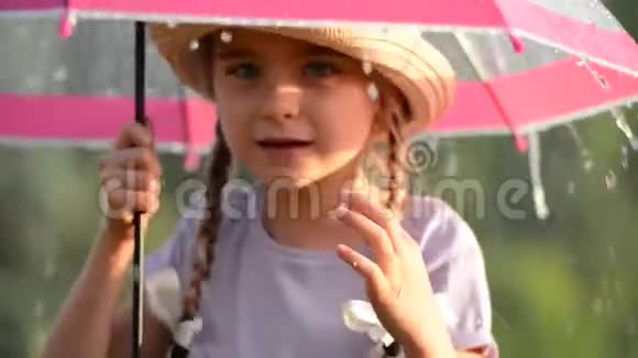夏天下雨时带伞的七岁女孩视频的预览图