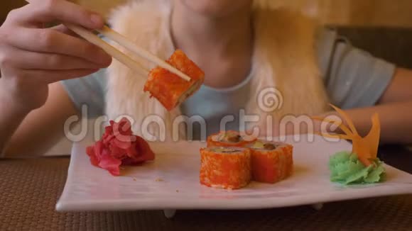 年轻的白种人女孩在日本餐馆吃寿司视频的预览图