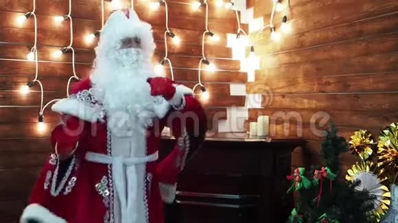 弗罗斯特圣诞老人在一个明亮的花环的背景下跳舞视频的预览图