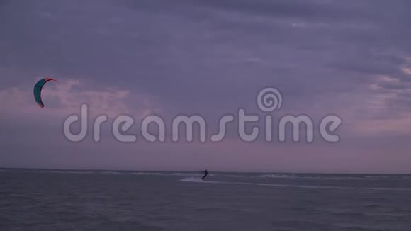 一个人在多云的天空背景下从事风筝冲浪视频的预览图