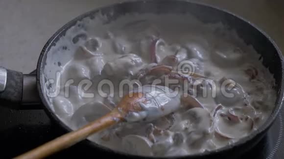 有奶油和洋葱的蘑菇在平底锅里炒视频的预览图