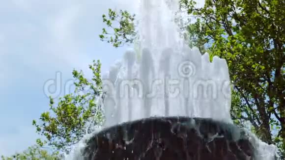 喷泉的跑道在缓慢的运动视频的预览图