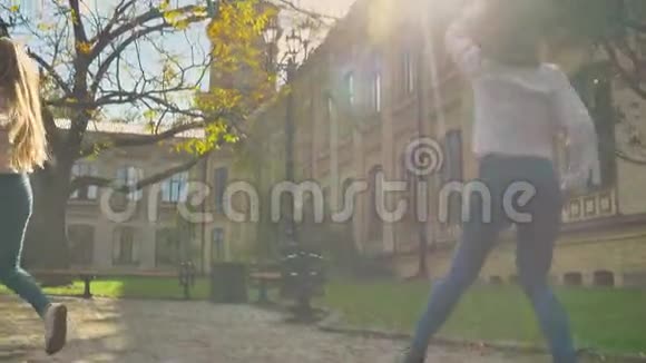 艺术白种女人在大学附近欢快地跳着拉丁舞阳光和树木纯净美丽的大自然视频的预览图