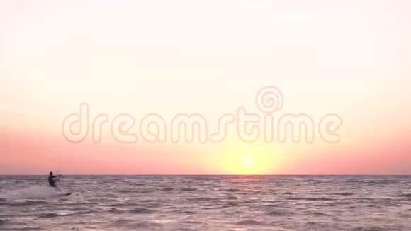 一个人在黎明的背景下漂浮在风筝上视频的预览图