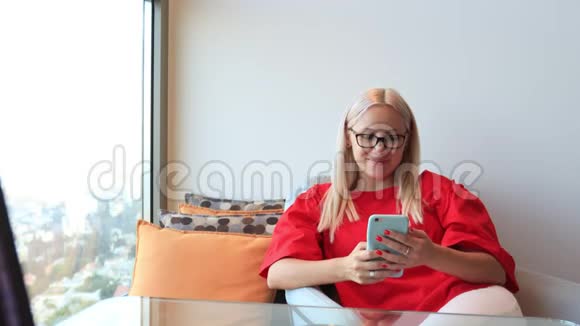 女人在家里用智能手机网上购物电子商务网上购物和商店概念视频的预览图