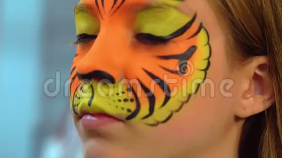 像老虎一样在脸上接受身体艺术的肖像女孩特写虎脸水乳视频的预览图