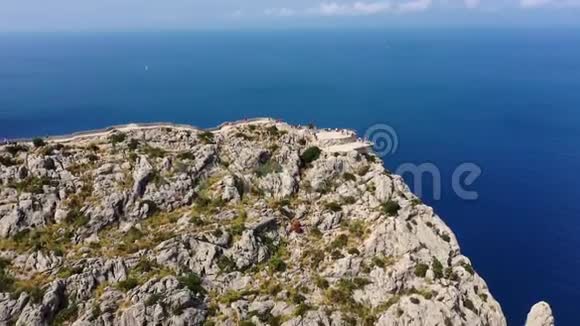 空中无人机拍摄的海岸带摄动角山脉和岩石的录像视频的预览图