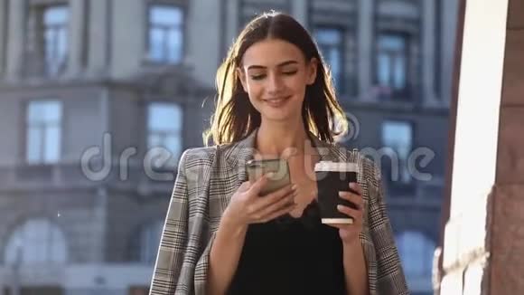 有电话和咖啡的商务女性阳光明媚视频的预览图