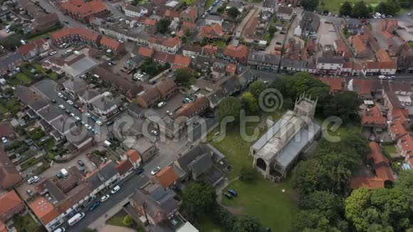 鸟瞰霍恩西教堂和市中心东约克郡英国视频的预览图