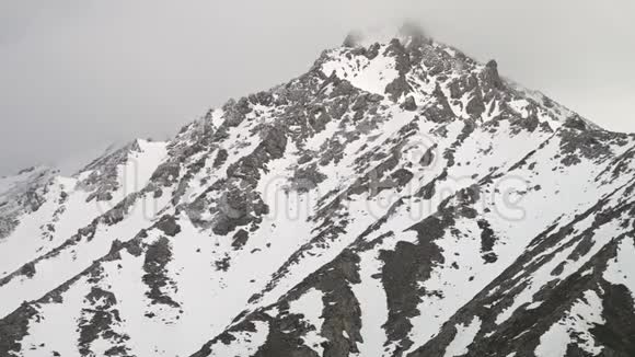 雾笼罩着雪山的山峰视频的预览图