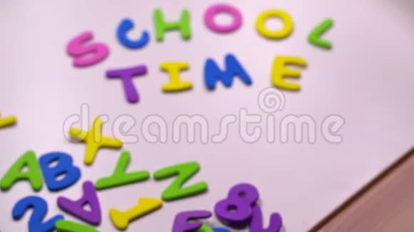学校时间的话超过了一个孩子桌子五颜六色的字母组合视频的预览图