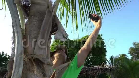 一个野人爬上树试图用手机连接事故沉船缺乏文明视频的预览图