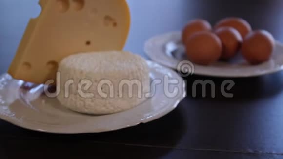 高蛋白食物奶酪和鸡蛋在单独的盘子里照相机放大了它视频的预览图