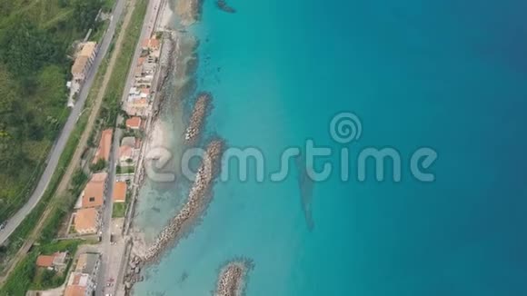 夏季意大利海岸线鸟瞰图天空中的卡拉布里亚视频的预览图