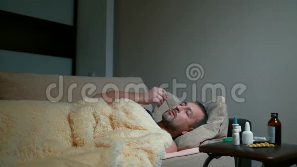 一位中年男子躺在沙发上的地毯下身上温度很高男人通过插入视频的预览图