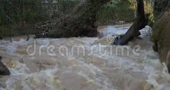 都敦河的强大水流一股强大的水流变成了杜顿瀑布视频的预览图