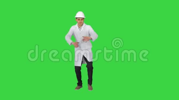 有趣的Scientinst穿着白色长袍和安全帽在绿色屏幕上跳舞色度键视频的预览图