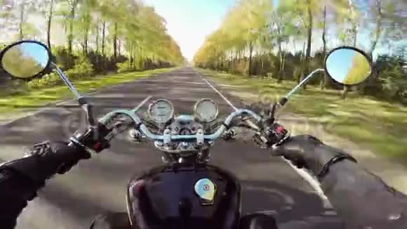 在美丽的道路上骑着神奇的摩托车经典巡洋舰永远视频的预览图