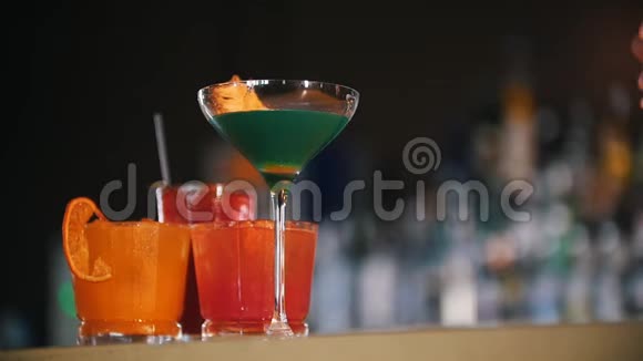 年轻的专业酒保用一种特殊的调味剂喷洒鸡尾酒视频的预览图