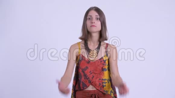 年轻的时髦女人在拇指向上和拇指向下之间做出选择视频的预览图