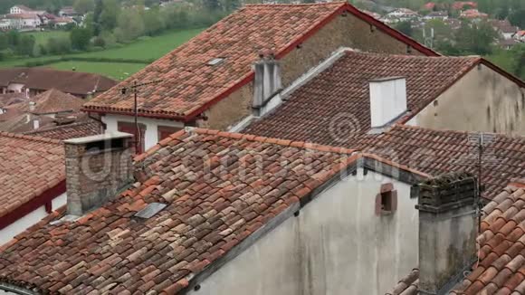 法国巴斯克省SaintJeanPieddePort村的屋顶视频的预览图