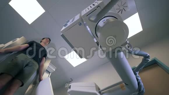 对病人进行医学x光扫描的过程底部视图视频的预览图