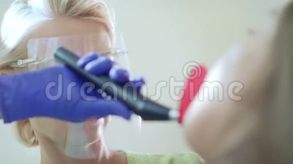 牙科医生使用口腔治疗灯专业补牙视频的预览图
