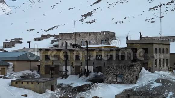 被遗弃的建筑物被雪覆盖视频的预览图