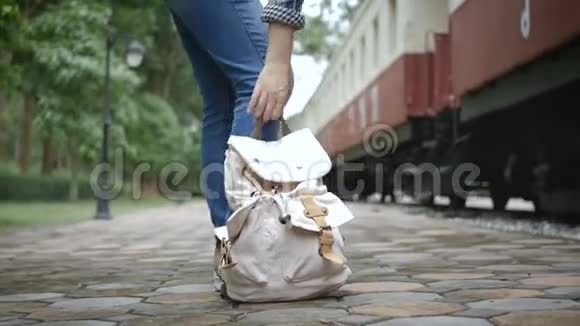 4K镜头两个场景的快乐亚洲旅游妇女在火车站步行到火车和台阶上的楼梯亚洲旅游视频的预览图