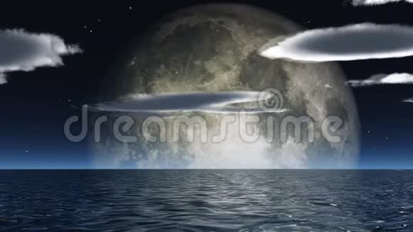 月亮在海洋上视频的预览图