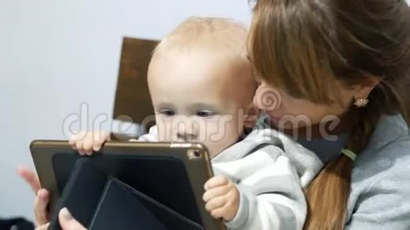 母亲教儿子如何使用笔记本电脑视频的预览图