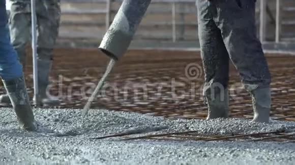 工人混凝土基础钢筋浇筑水泥砂浆从泵混凝土搅拌机建筑混凝土泵工程视频的预览图