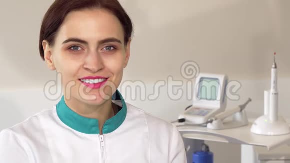 开朗的女牙医拿着健康的牙齿模型对着镜头视频的预览图