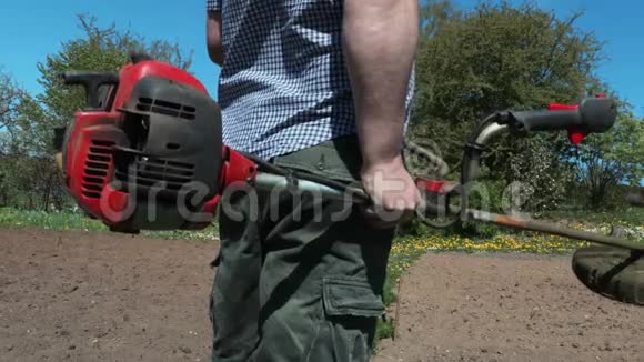 男用电动工具串割草机视频的预览图