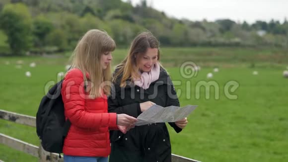 两个朋友在爱尔兰美丽的风景中旅行视频的预览图