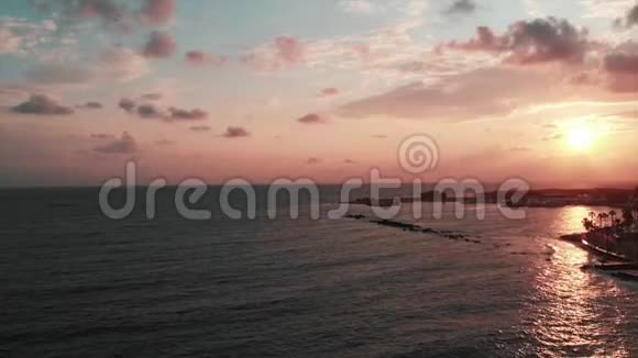 日落时的宁静海景和城市港湾视频的预览图