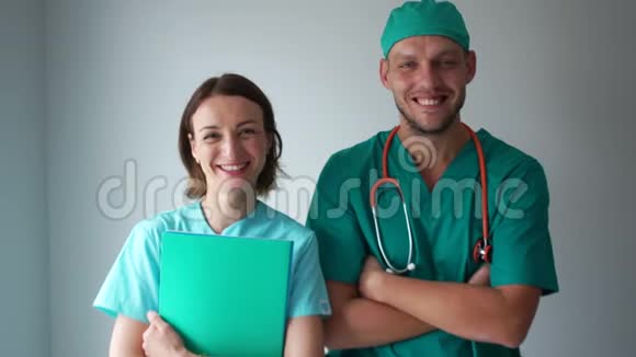 穿着医用礼服的男女医生微笑的肖像医务人员医药和保健视频的预览图
