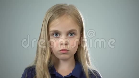 帮助在悲伤的小女孩手掌上刻字保护儿童权利视频的预览图