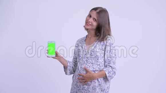 快乐的年轻孕妇说话显示电话视频的预览图