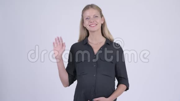年轻快乐的怀孕女商人挥手视频的预览图
