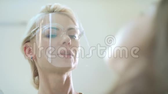 友好的医生检查病人的牙齿为女性工作的口腔医生视频的预览图