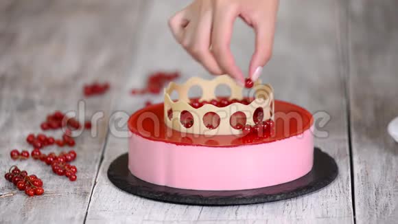 慕斯蛋糕白色背景上有红色的醋栗带有红色醋栗的蛋糕装饰视频的预览图