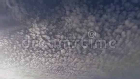 意大利4k山上的黑色风暴云正在快速移动视频的预览图
