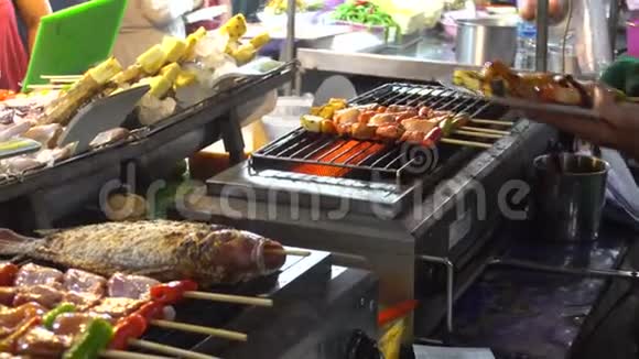 晚间市场街头美食大型精选烤肉串海鲜鱼类亚洲食物视频的预览图