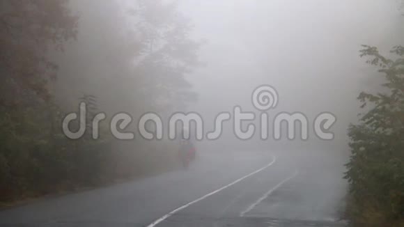 在雾蒙蒙的路上视频的预览图
